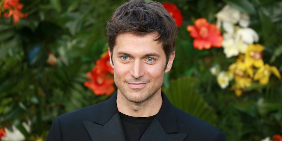 Lucas Bravo's toekomst in Emily In Paris onzeker na kritiek op zijn rol